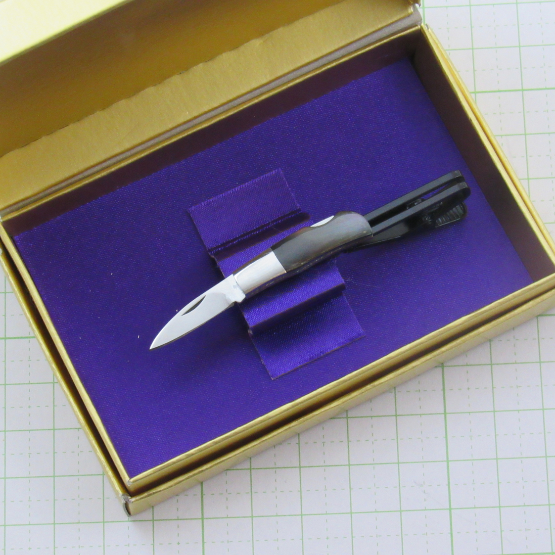 ミニナイフ・タイタック