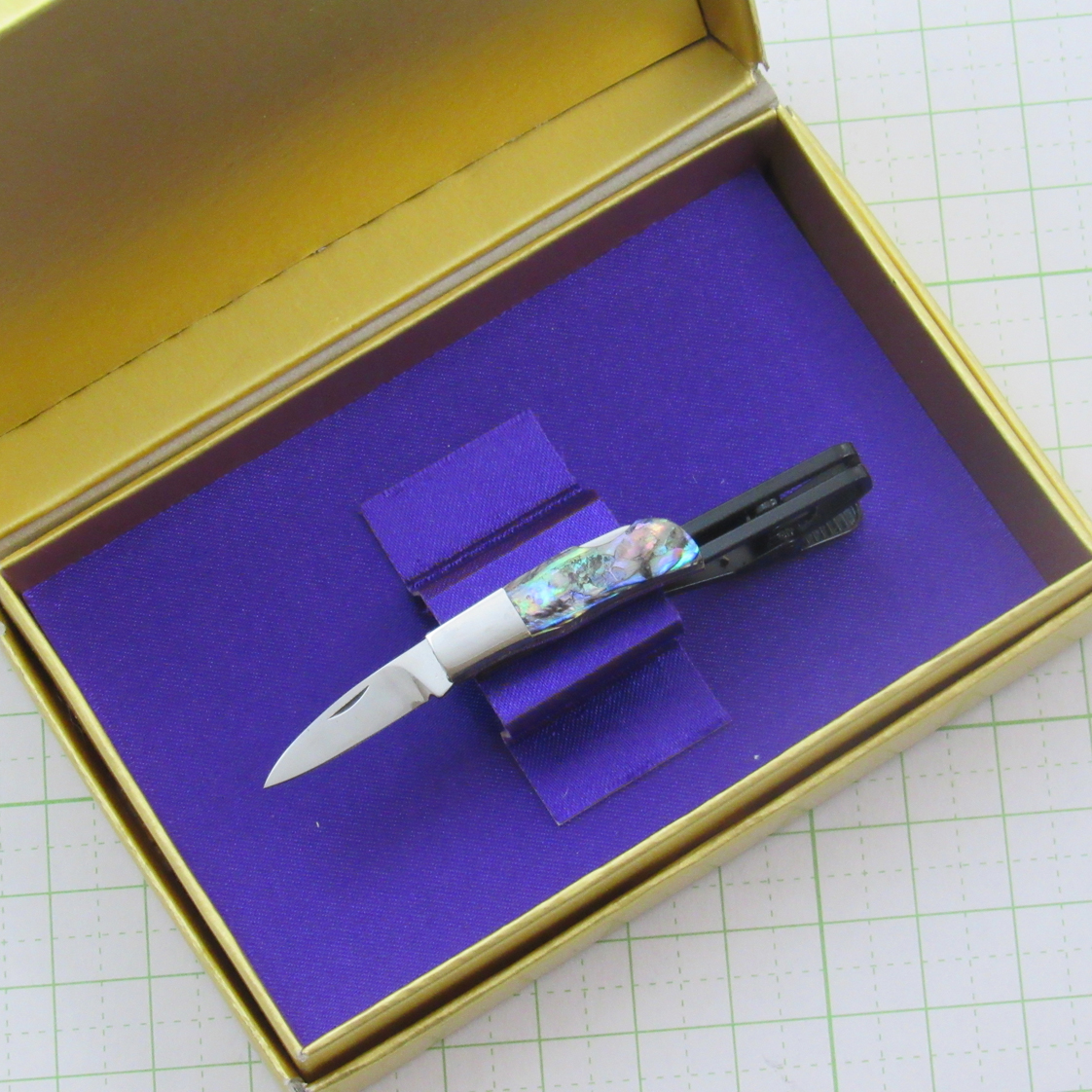 ミニナイフ・タイタック