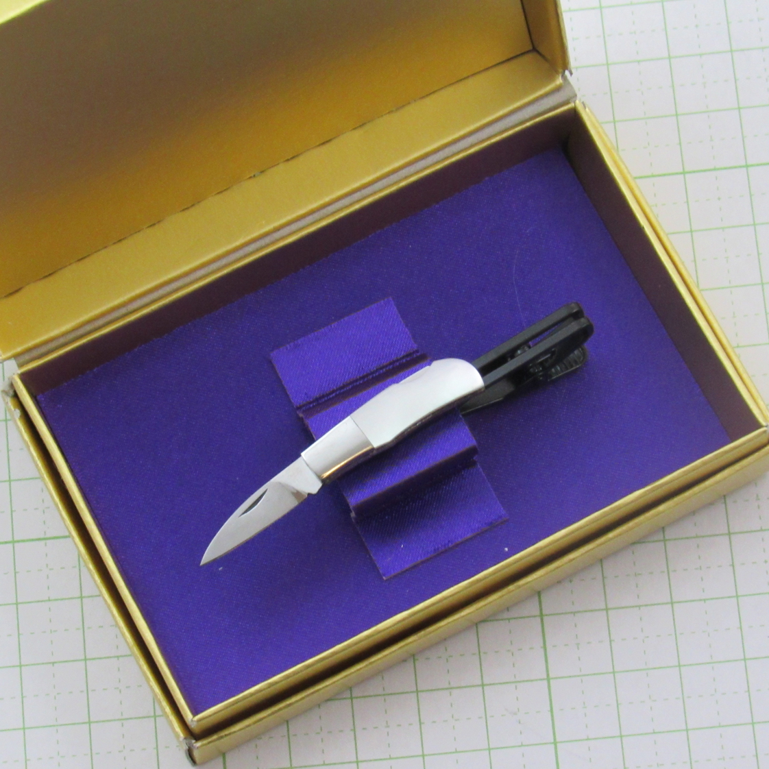 ミニナイフ・タイタック