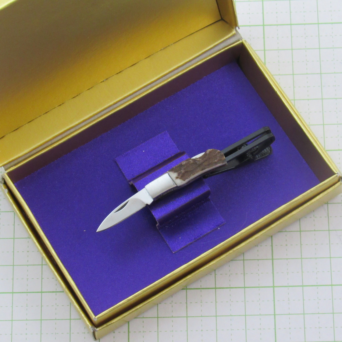 ミニナイフ・タイタック